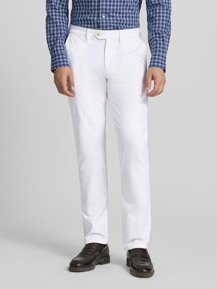 Männermodel trägt Stoffhose mit Gesäßtaschen von Christian Berg Men, weiß, gerade Form, Baumwoll-Mix, Nahaufnahme Oberkörper.