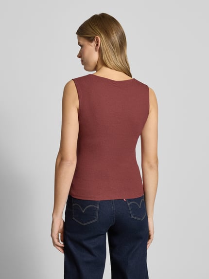 Frauenmodel trägt Trägertop mit V-Ausschnitt und Spitze von Gina Tricot aus Baumwoll-Mix mit Stretch-Anteil, Ripp-Optik, Rückenlänge 53 cm, Ganzkörperansicht Rückansicht.