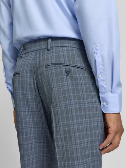 Mannelijk model draagt Regular Fit Business-Hose met Bundfalte van Selected, geruit all-over motief, bandplooi, persplooien, zij- en achterzakken, knoop- en ritssluiting, detailopname rugaanzicht.