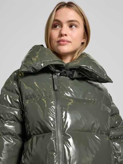 Rains Steppjacke mit Zweiwege-Reißverschluss Modell 'Alta Vision' Oliv 3