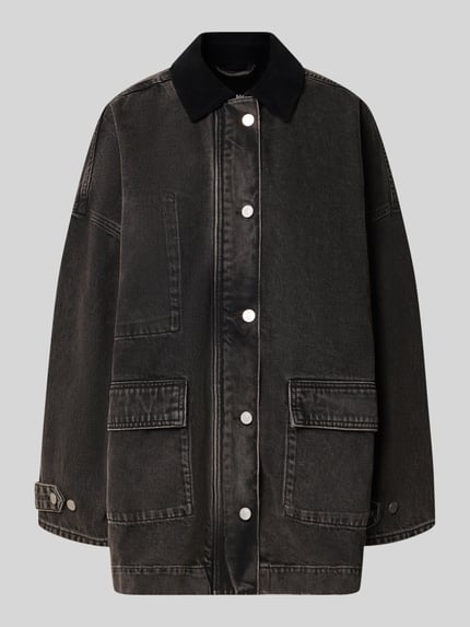 Produktfoto, Oversized Jeansjacke aus reiner Baumwolle von ARMEDANGELS in dunklem Grau, große Taschen, silberne Knöpfe, strukturierte Baumwoll-Textur.
