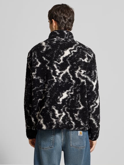 Männermodel trägt Regular Fit Teddyfell-Jacke mit Allover-Muster Modell 'JAIMY' von Only & Sons, Materialverarbeitung: Teddyfell, Ganzkörperansicht Rückansicht