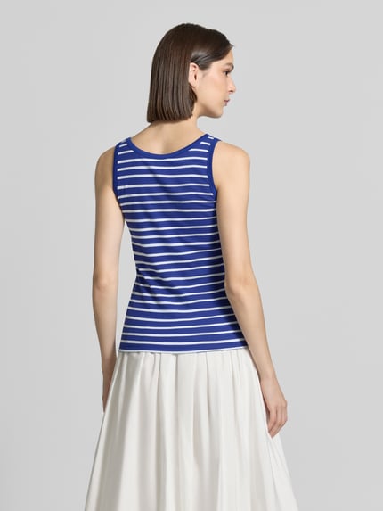 Frauenmodel trägt Tanktop in Ripp-Optik mit Rundhalsausschnitt von Marc Cain, blau-weiß gestreift, Baumwoll-Elasthan-Mix, Ganzkörperansicht Rückansicht.