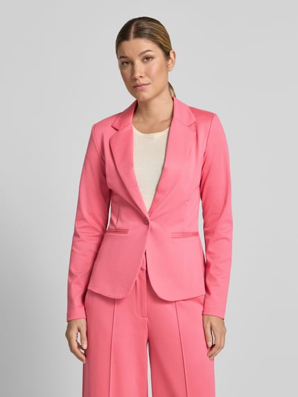 Vrouwenmodel draagt Slim Fit Blazer met paspelzakken model 'KATE' van ICHI in roze, materiaal-mix met viscose, reverskraag, knoopsluiting, volledige lichaamsweergave van voren