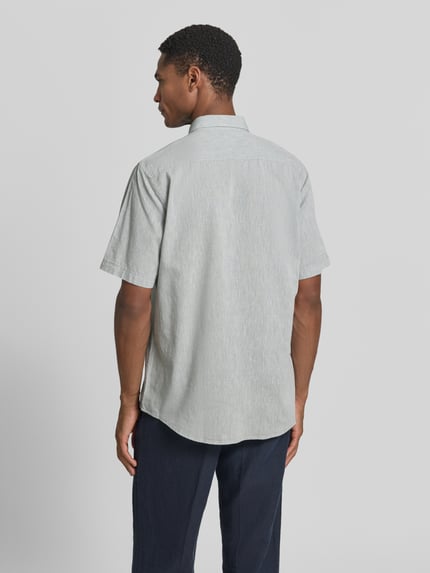 Männermodel trägt Regular Fit T-Shirt aus Baumwoll-Mix von Lerros, hellgrau, kurze Ärmel, glatte Textur, Rückenansicht, Ganzkörperansicht Rückansicht. Rückenlänge bei Größe M: 68 cm, Schulterbreite bei Größe M: 43 cm, Ärmellänge bei Größe M: 22 cm, Label-Detail.