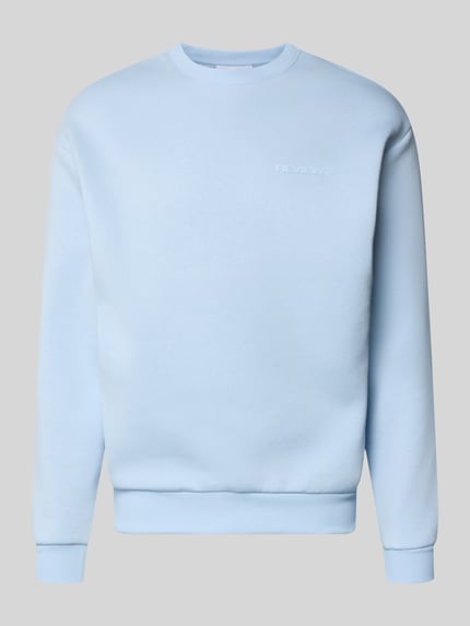 Produktfoto, Sweatshirt mit Rundhalsausschnitt und Logo von REVIEW, mieszanka bawełny, krój regular fit, okrągły dekolt, logo, długość tyłu 70 cm, długość rękawów 62 cm, jasnoniebieski kolor, gładka tekstura