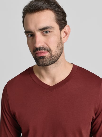 Männermodel trägt Longsleeve mit geripptem V-Ausschnitt von Schiesser in Dunkelrot, reine Baumwolle, Regular Fit, Nahaufnahme Oberkörper.
