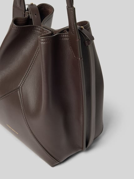 Produktfoto, Bucket Bag mit Magnetverschluss von Victoria Beckham in Dunkelbraun, glatte und genarbte Lederstruktur, Szerokość w rozmiarze 1: 26 cm, długość w rozmiarze 1: 35 cm, głębokość w rozmiarze 1: 20 cm, wyjmowany pasek na ramię, długie uchwyty, dzielona komora główna, wewnętrzna kieszeń z zapięciem na zatrzask.