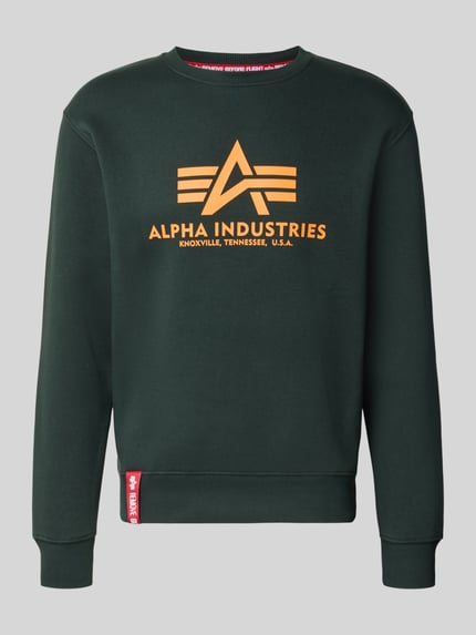 Produktfoto, Regular Fit Sweatshirt aus Baumwoll-Mix mit Logo-Print von Alpha Industries, kolor ciemnozielony, nadruk z logo w kolorze pomarańczowym na piersi, prążkowane wykończenia, długi rękaw, okrągły dekolt, mieszanka bawełny, krój regular fit, długość tyłu w rozmiarze M: 67 cm, długość rękawów w rozmiarze M: 64 cm