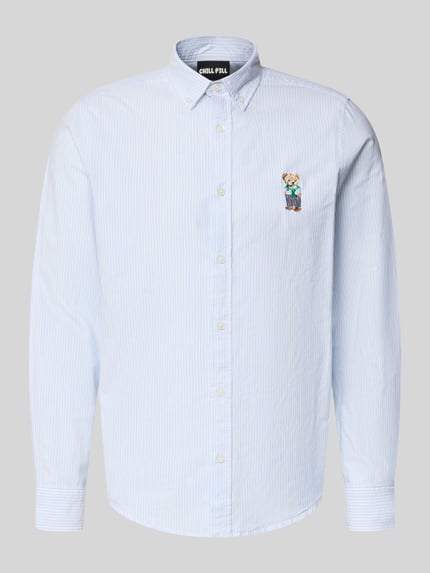 Produktfoto, Slim Fit Freizeithemd mit Button-Down-Kragen von CHILL PILL aus reiner Baumwolle, feine Streifen, Motiv-Stitching auf Brust