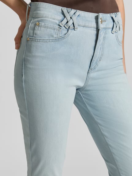 Frauenmodel trägt Flared Fit Jeans im 5-Pocket-Design Modell 'Shakira' von BRAX aus elastischem Baumwoll-Mix, Hellblau, Nahaufnahme Hüftbereich