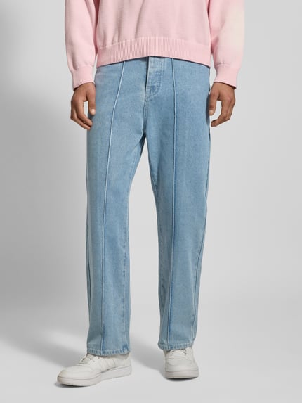 Mężczyzna nosi Wide Fit Jeans mit Längsnähten od ANOTHER COTTON LAB, jasnoniebieski denim, z kieszeniami, bawełniany mix, Ganzkörperansicht von vorne.