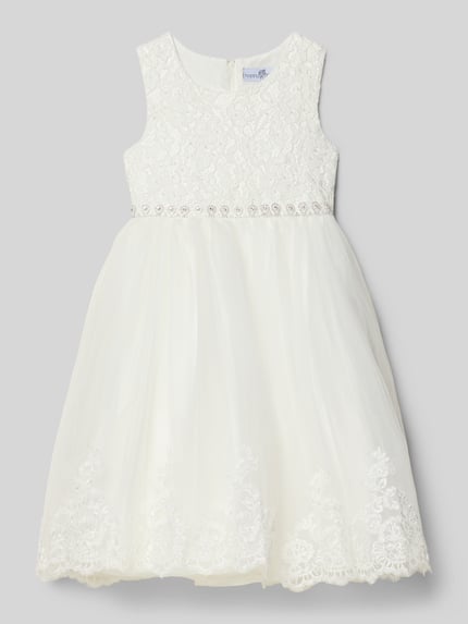 Produktfoto, Knielanges Kleid mit Rundhalsausschnitt von Happy Girls, taillierter Schnitt, ausgestellte Rockpartie, Nahtreißverschluss, Rückenlänge bei Größe 134: 84 cm, weiß mit feiner Spitzenstruktur und zarter Tülltextur.