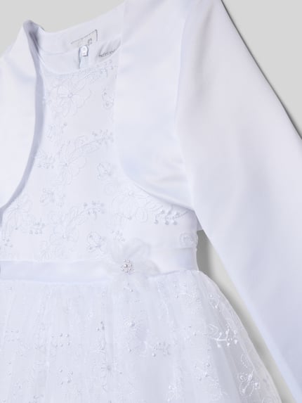 Mädchen trägt Kleid mit Stitchings und Taillenband von Happy Girls in Weiß, Rundhalsausschnitt, A-Linie, Nahaufnahme Oberkörper.