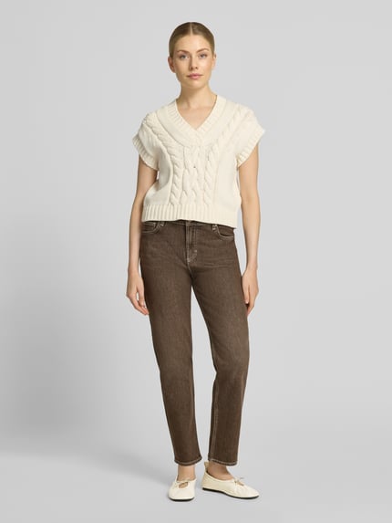 Frauenmodel trägt Straight Fit Jeans aus Baumwoll-Mix Modell 'MADISON' von Brax in Braun, kombiniert mit cremefarbenem Stricktop, Damen Straight Fit Jeans von Brax, Ganzkörperansicht von vorne.