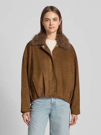 Frauenmodel trägt Relaxed Fit Jacke mit Kunstfellbesatz von REVIEW in Suede-Optik, Brauntöne, eingefasster Bund, Nahaufnahme Oberkörper.