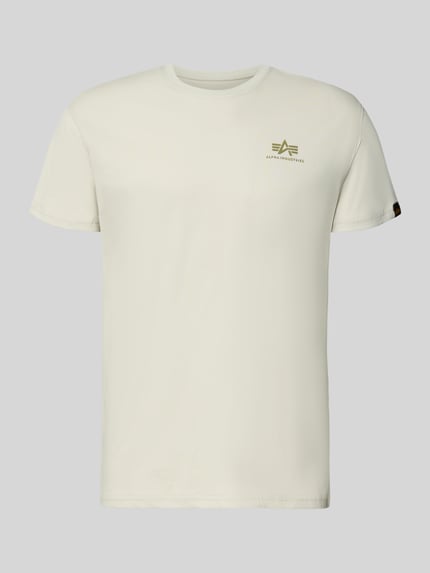 Produktfoto, T-Shirt aus Baumwolle von Alpha Industries w kolorze jasnokremowym, prosty krój, okrągły dekolt, detal z logo, długość tyłu w rozmiarze M: 67 cm