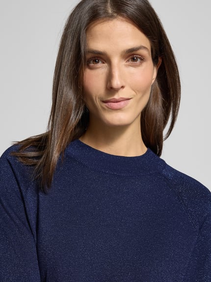 Vrouwenmodel draagt gebreide pullover van viscosemix, regular fit, opstaande kraag, model 'MOBBE' van B.Young, Nahaufnahme bovenlichaam.
