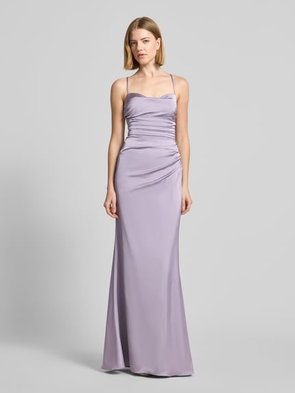 Kobiece modelka nosi Abendkleid mit rückseitig überkreuzten Spaghettiträgern von Mascara, satyna, dopasowany krój, długa sukienka, dekolt w kształcie serca, cienkie ramiączka skrzyżowane z tyłu, wiązanie z tyłu, zapięcie na haftkę i zamek błyskawiczny, długość tyłu w rozmiarze 36: 160 cm, szerokość w rozmiarze 36: 38 cm, jasnofioletowy, gładka powierzchnia, widok całej sylwetki z przodu.