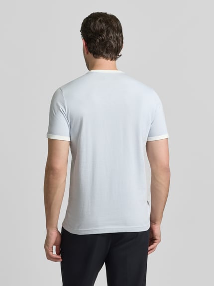 Männermodel trägt Slim Fit T-Shirt mit Rundhalsausschnitt von MCNEAL in Hellblau, reine Baumwolle, Rückenlänge 70 cm, Ganzkörperansicht Rückansicht.