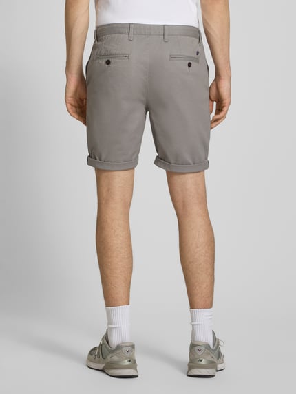 Männermodel trägt Regular Fit Shorts mit Münztasche von Superdry in Grau, Baumwoll-Mix, Gesäßtaschen, Ganzkörperansicht Rückansicht.