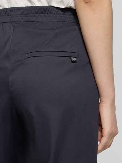 Frauenmodel trägt Culotte mit Gesäßtaschen Modell 'CAROLINE' von MAC, Baumwoll-Mix mit Stretch-Anteil, Nahaufnahme Gesäßtasche