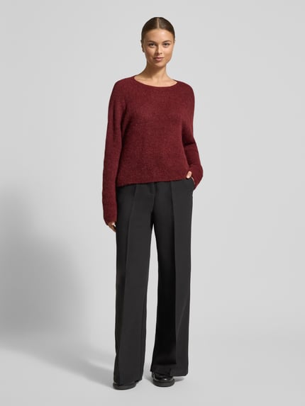 Vrouwenmodel draagt Strickpullover met ronde hals Model 'IMENY' van Drykorn, rode katoen, regular fit, volledige lichaamsvooraanzicht.