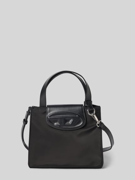 Produktfoto, Tasche mit Rindsleder-Anteil von Diesel, schwarze Damen Tasche, Logo-Detail, rechteckige Form, glatte Textur, abnehmbarer Schulterriemen, Hauptfach mit Überschlag, 22x19x10 cm