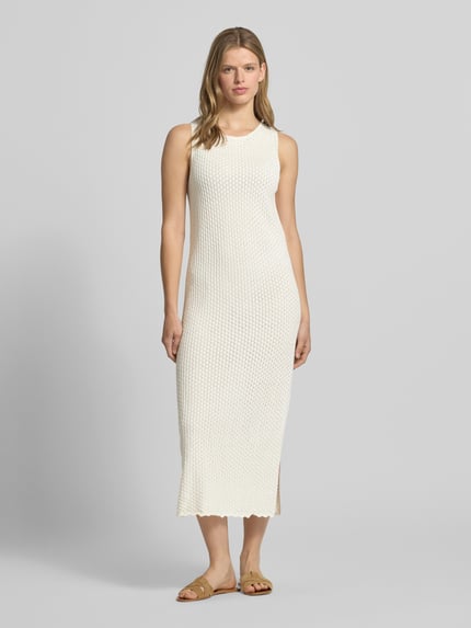 Frauenmodel trägt Maxikleid mit Rundhalsausschnitt Modell 'ZURI' von JJXX, Reine Baumwolle, Körpernaher-Schnitt, cremefarben, Ganzkörperansicht von vorne.