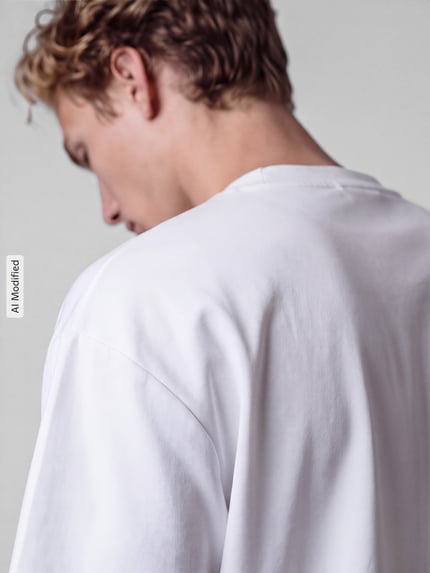 Männermodel trägt weißes Relaxed Fit T-Shirt mit Rundhalsausschnitt Modell 'OSCAR' von SELECTED HOMME aus Baumwolle, Rückenansicht, KI-modifiziertes Bild.