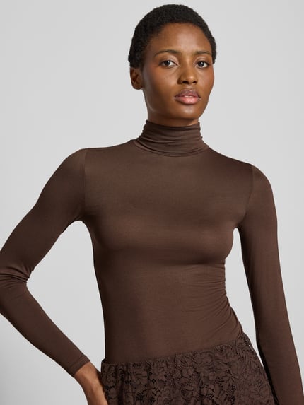 Kobiece modelka nosi Slim Fit Longsleeve aus Viskose-Mix Modell 'Rana' od GUIDO MARIA KRETSCHMER WOMAN, brąz, gładka tekstura, golf, krój slim fit, mieszanka wiskozy, Długość tyłu w rozmiarze 36: 56 cm, zbliżenie na górną część ciała