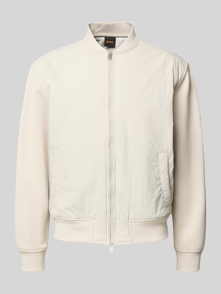 Produktfoto, Regular Fit Bomberjacke mit Baumwoll-Anteil Modell 'ZE_SMARTCORE' von BOSS Orange, Optik: Unifarben, College-Kragen, Zweiwege-Reißverschluss, Label-Stitching, Langarm, gerippte Ärmel- und Rumpfabschlüsse, seitliche Eingrifftaschen, helle Farbgebung, glatte Oberflächenstruktur.