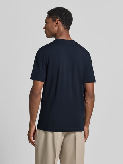 Męski model nosi Regular Fit T-Shirt mit Logo-Stitching od MCNEAL z bawełny, okrągły dekolt, długość tyłu 70 cm, krój regular fit, widok z tyłu.