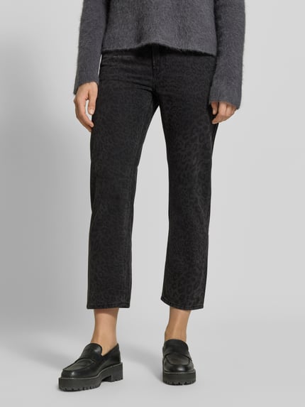 Frauenmodel trägt Boot Cut Fit Jeans aus Baumwoll-Mix von Juvia in Schwarz mit dezentem Leopardenmuster, 5-Pocket-Design, Nahaufnahme Unterkörper.