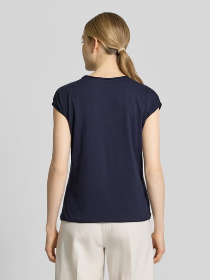 Frauenmodel trägt dunkelblaues T-Shirt mit Rundhalsausschnitt und Rollsaum von Christian Berg Woman aus reiner Baumwolle, Ganzkörperansicht Rückansicht.