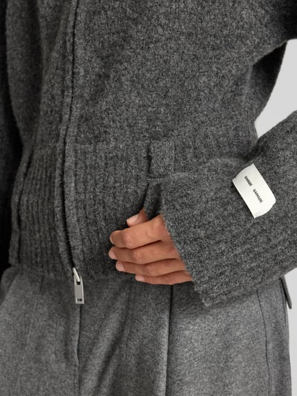 Frauenmodel trägt Cardigan aus Leinen-Mix Modell 'Mirra' von Samsøe Samsøe in Strick-Optik, graue Farbe, Nahaufnahme Oberkörper.