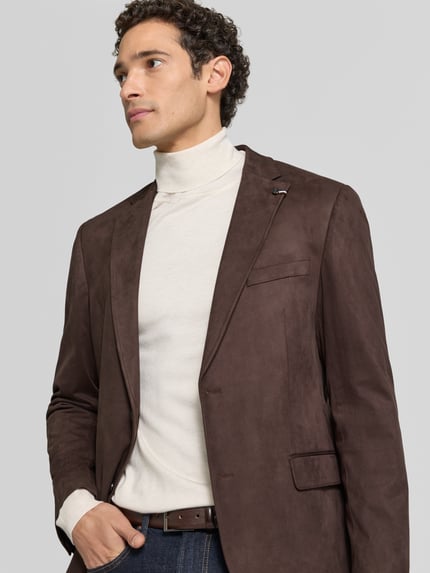 Męski model nosi Regular Fit Sakko aus elastischem Material-Mix mit Label-Detail von bugatti, brązowa elastyczna mieszanka materiałów, stójka, zamek błyskawiczny, marynarka na 2 guziki, kołnierz z połami, Brustasza, kieszenie z patką, Długość tyłu w rozmiarze 50: 74 cm, Szerokość w rozmiarze 50: 43 cm, Długość rękawów w rozmiarze 50: 66 cm, widok na górną część ciała z przodu.