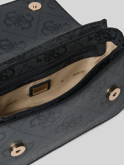 Produktfoto, Umhängetasche mit Label-Detail Modell 'JANIE' von Guess aus strukturiertem, dunklem Material mit hellem Innenfach, Reißverschlussteil sichtbar