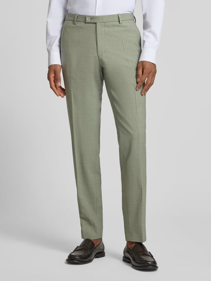 Männermodel trägt Straight Fit Stoffhose aus Schurwoll-Mix Modell 'Paco' von CG - Club of Gents, elastischer Stoff, Bügelfalten, Eingrifftaschen, Knopf- und Reißverschluss, szerokość w rozmiarze 50: 44 cm, długość nogawki wewnętrznej: 79 cm, ganzkörperansicht von vorne.