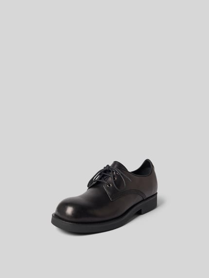 Produktfoto, Derby-Schuhe mit Schnürverschluss van MM6 Maison Margiela, zwart glad leer, afgeronde punt, siernaad, gladde zool, hakhoogte maat 44: 3 cm, schachthoogte maat 44: 9 cm