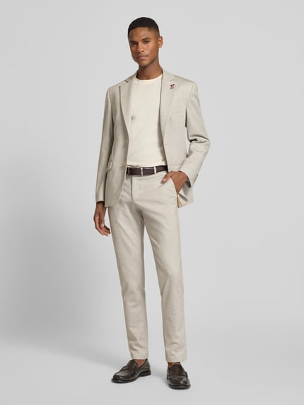 Mannenmodel draagt Hose mit französischen Eingrifftaschen van ATELIER TORINO in lichtbeige, tapered fit, katoenmix, geheel vooraanzicht
