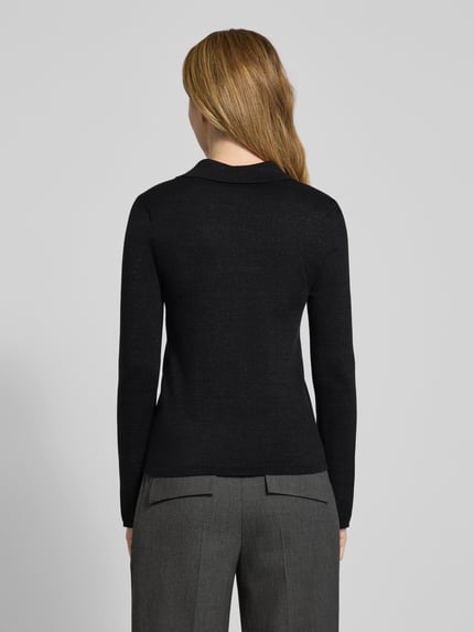 Vrouwenmodel draagt Slim Fit Langarmshirt uit Lyocell-Baumwoll-Mix FLURA LUREX van Selected Femme, zwart, ribstructuur, rugaanzicht.
