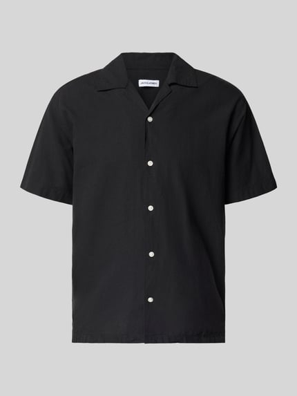 Produktfoto, schwarzes Regular Fit Freizeithemd aus Baumwoll-Leinen-Mix von Jack & Jones, Modell BREEZE, mit Reverskragen und Knopfleiste.