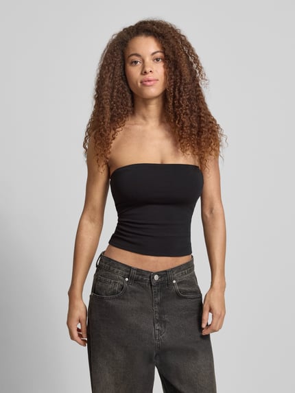 Frauenmodel trägt schmal geschnittenes Bandeau-Top von REVIEW in Schwarz, Baumwoll-Elasthan-Mix, Off-Shoulder-Look, Ganzkörperansicht von vorne.