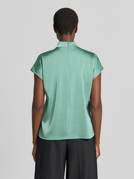 Frauenmodel trägt Regular Fit Blusentop aus reiner Baumwolle von Jake*s Collection in Mintgrün, glatte Textur, Ganzkörperansicht Rückansicht.