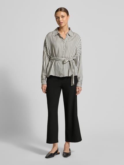 Frauenmodel trägt Wide Fit Schlupfhose mit Viskose-Anteil Modell 'Palina' von Raffaello Rossi, elastischer Bund, Crêpe-Struktur, Ganzkörperansicht von vorne.