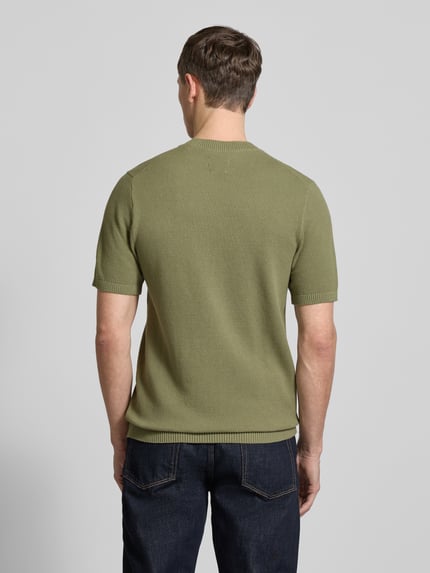 Männermodel trägt Regular Fit T-Shirt aus reiner Baumwolle von MCNEAL in Olivgrün mit Strukturmuster, gerippte Abschlüsse, Rückenlänge 71 cm, Ganzkörperansicht Rückansicht.