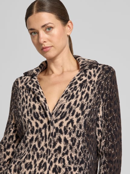 Frauenmodel trägt Strickjacke im Allover-Look von monari in Beige und Schwarz, weiche Textur, Reverskragen, Nahaufnahme Oberkörper. Rückenlänge bei Größe 36: 55 cm, Ärmellänge bei Größe 36: 66 cm, Regular Fit, V-Ausschnitt.