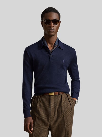 Mannenmodel draagt Regular fit pullover uit pure wol van Polo Ralph Lauren in donkerblauw, gladde textuur, Ganzkörperansicht von vorne.