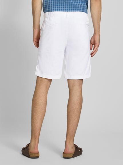 Männermodel trägt Shorts mit Tunnelzug Modell 'JAIDEN' von Jack & Jones, weiß, Baumwoll-Leinen-Mix, Regular-Fit, Ganzkörperansicht Rückansicht.